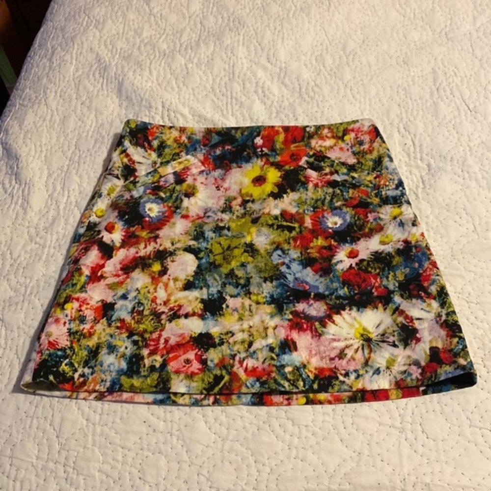 Chelsea and Theodore mini skirt size 4 fully lined two pockets flowers colours